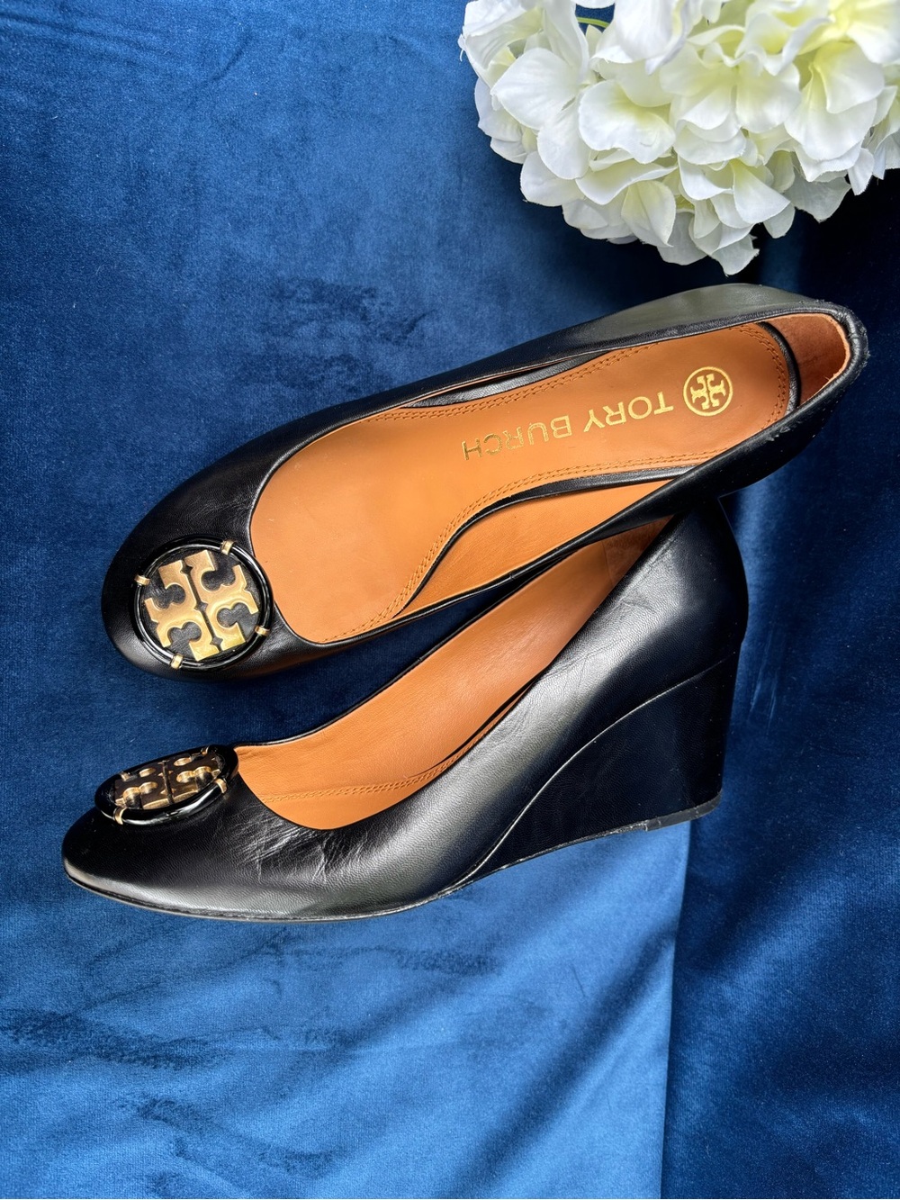 Tory Burch Black Leather Ballet Flats with Gold Logo Medallionw. Size 8.5 - Picture 6 of 11
